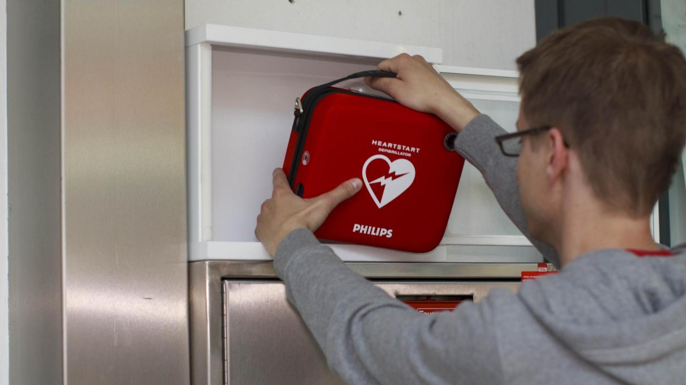 Defibrillator (AED) in einem Einkaufszentrum